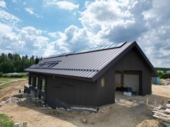 elewacja drewniana deska opalana podbitka dachowa czarna