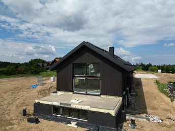 elewacja drewniana deska opalana podbitka dachowa czarna