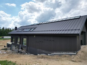 elewacja drewniana deska opalana podbitka dachowa czarna