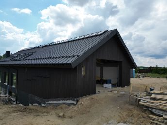 elewacja drewniana deska opalana podbitka dachowa czarna