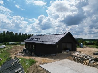 elewacja drewniana deska opalana podbitka dachowa czarna