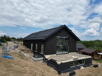 elewacja drewniana deska opalana podbitka dachowa czarna elewacja Pracownia Stolarska Latzke