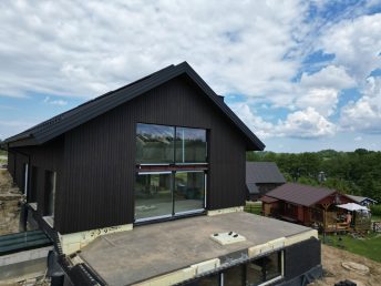 elewacja drewniana deska opalana podbitka dachowa czarna elewacja Pracownia Stolarska Latzke