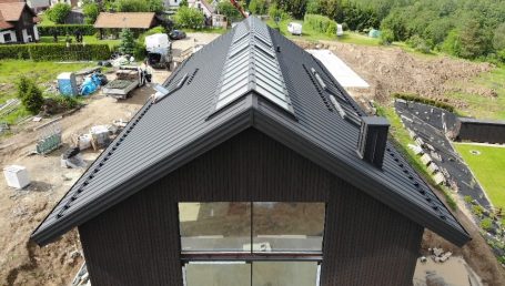 elewacja drewniana deska opalana podbitka dachowa czarna elewacja Pracownia Stolarska Latzke