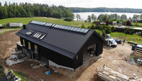 elewacja drewniana deska opalana podbitka dachowa czarna elewacja Pracownia Stolarska Latzke