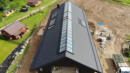 elewacja drewniana deska opalana podbitka dachowa czarna