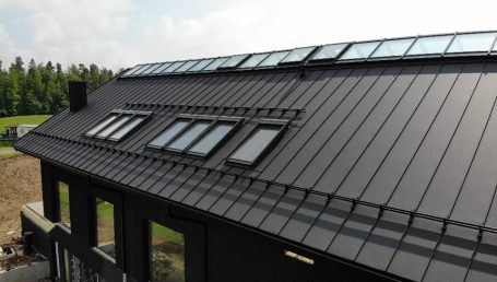 elewacja drewniana deska opalana podbitka dachowa czarna