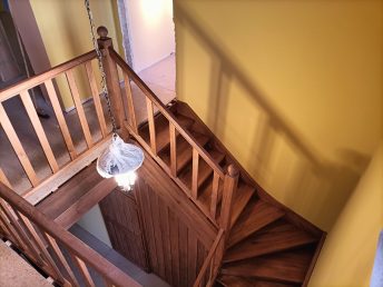 schody drewniane zabiegowe wewnętrzne stolarz Pracownia Stolarska Latzke