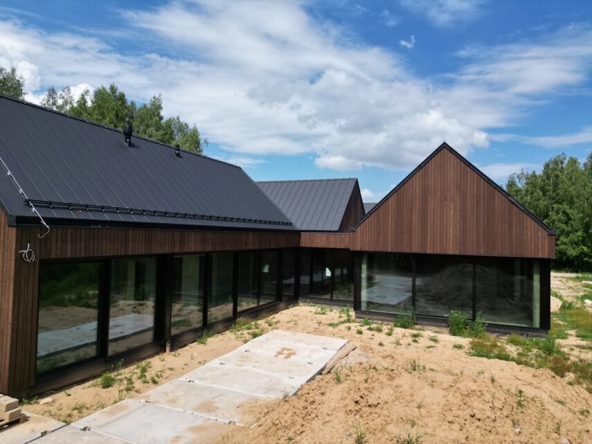 elewacja drewniana opalana deska opalana brązowa Pracownia Stolarska Latzke