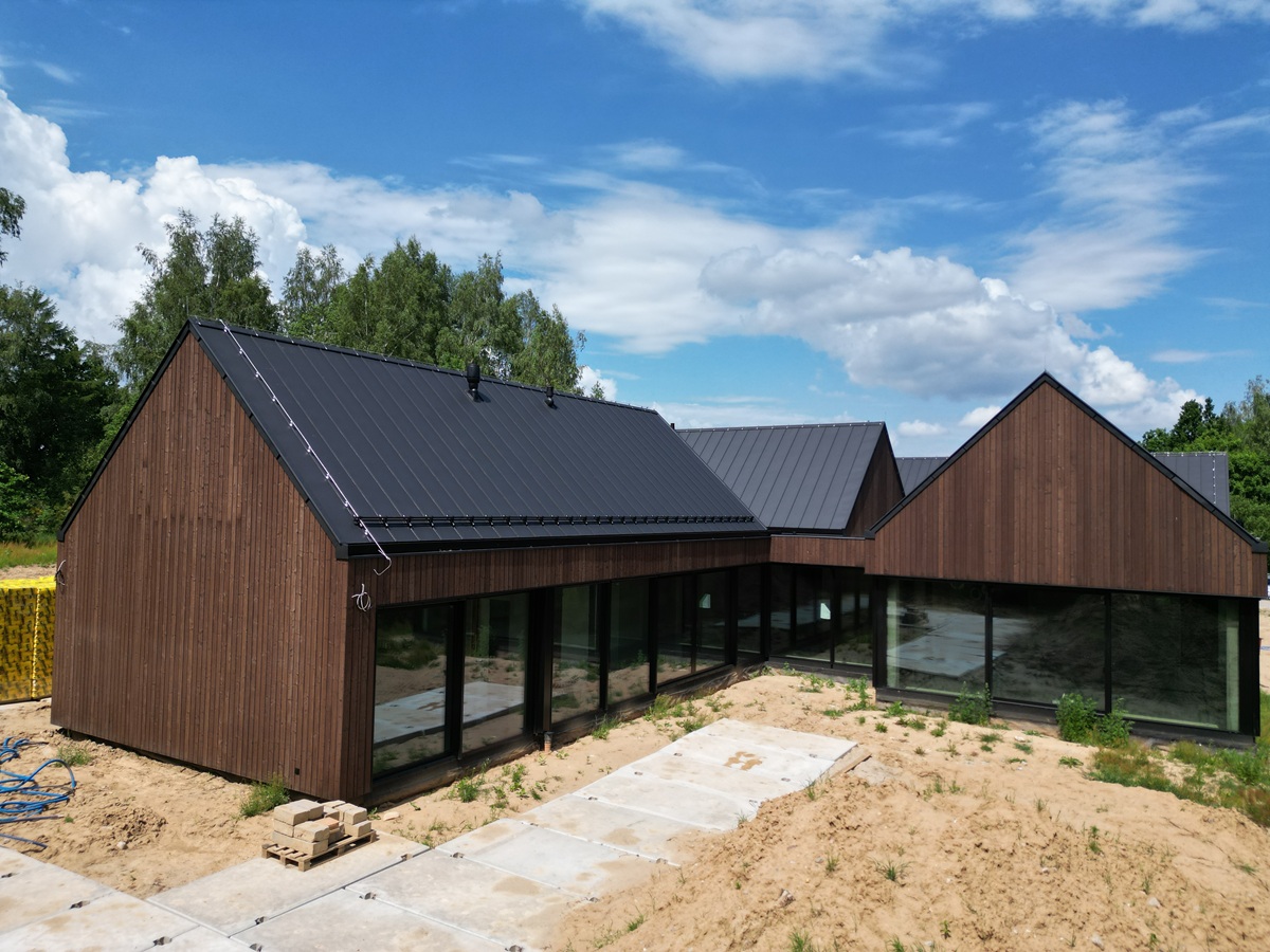 elewacja drewniana opalana deska opalana brązowa Pracownia Stolarska Latzke