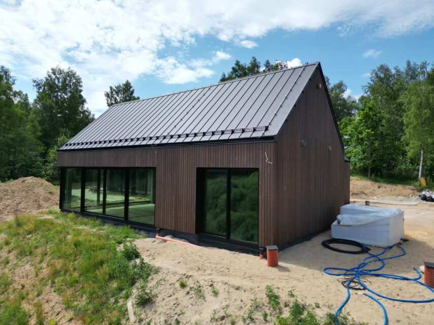 elewacja drewniana opalana deska opalana brązowa Pracownia Stolarska Latzke