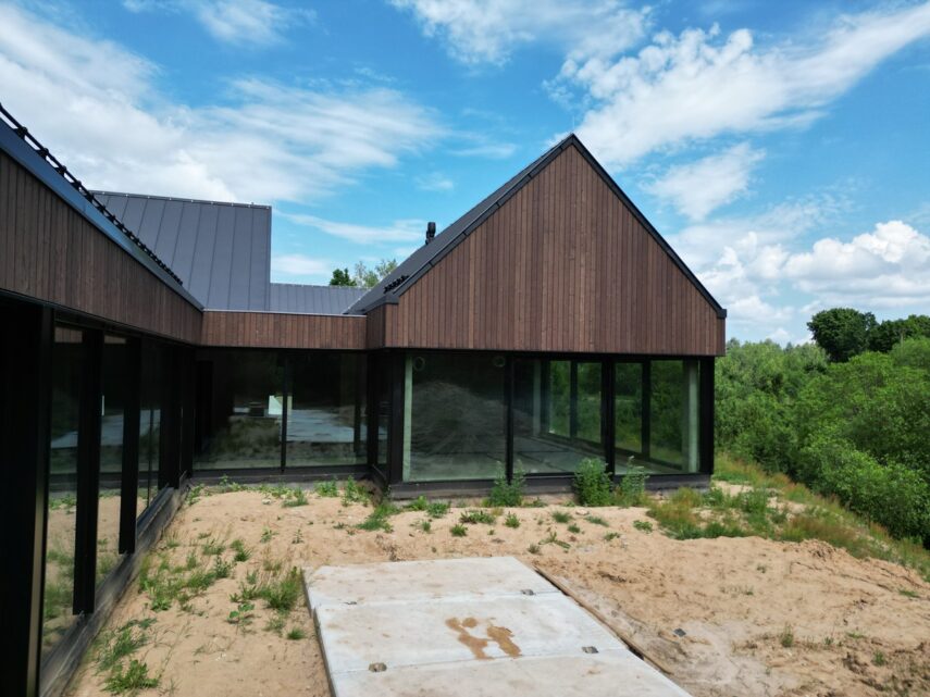 elewacja drewniana opalana deska opalana brązowa Pracownia Stolarska Latzke