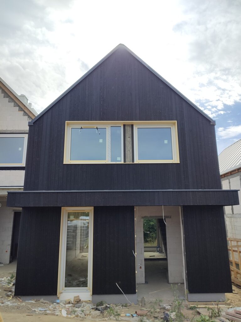 elewacja drewniana z desek opalanych czarna glify z blachy aluminiowej Pracownia Stolarska Latzke