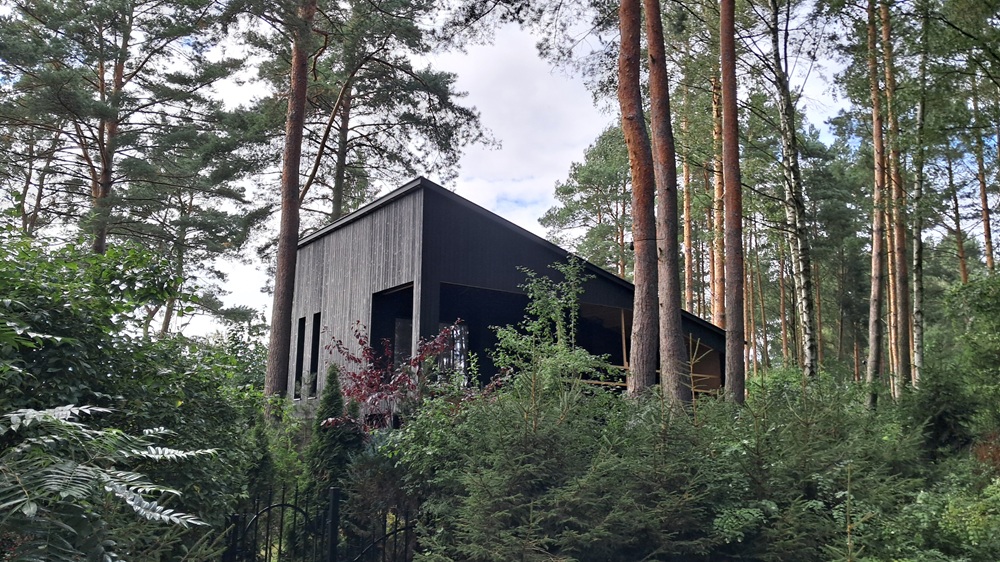 czarna elewacja drewniana z desek opalanych Pracownia Stolarska Latzke