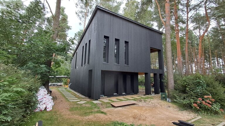 czarna elewacja drewniana z desek opalanych Pracownia Stolarska Latzke