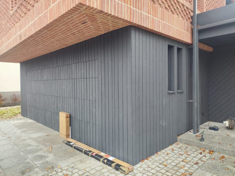 brama garażowa fasadowa elewacja drewniana deska opalana Pracownia Stolarska Latzke