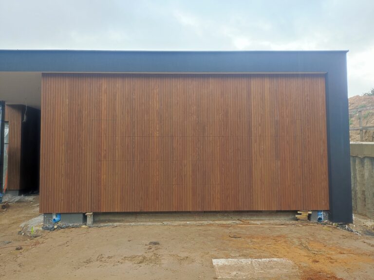 brama garażowa fasadowa elewacja drewniana thermo sosna radiata Pracownia Stolarska Latzke