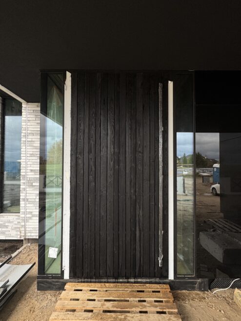 deska opalana na drzwiach wejściowych dachu elewacji Latzke