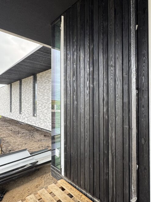 deska opalana na drzwiach wejściowych dachu elewacji Latzke