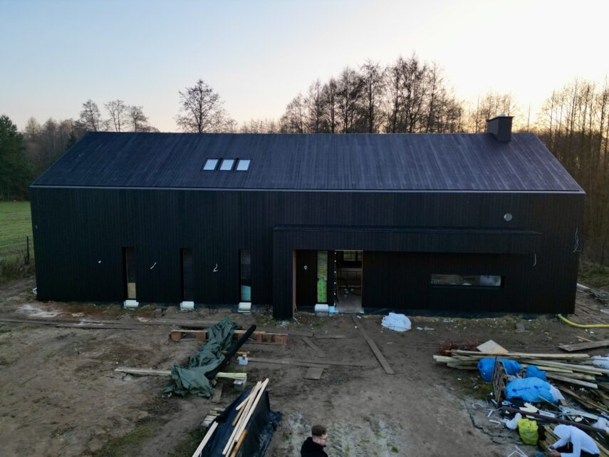 dom stodoła deska opalana na dachu elewacji przejście taras Latzke Pracownia Stolarska