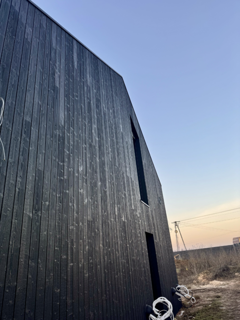 dom stodoła deska opalana na dachu elewacji przejście taras Latzke Pracownia Stolarska