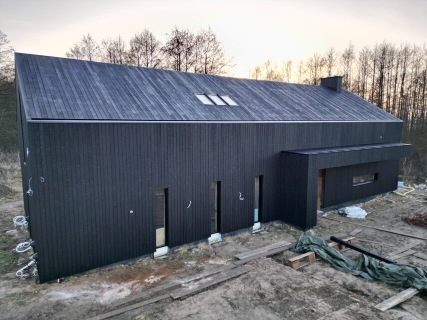 dom stodoła deska opalana na dachu elewacji przejście taras Latzke Pracownia Stolarska