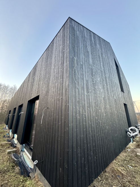 dom stodoła deska opalana na dachu elewacji przejście taras Latzke Pracownia Stolarska