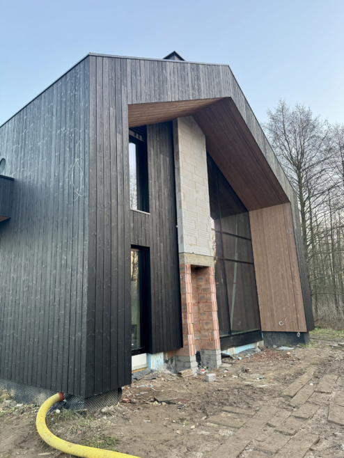dom stodoła deska opalana na dachu elewacji przejście taras Latzke Pracownia Stolarska