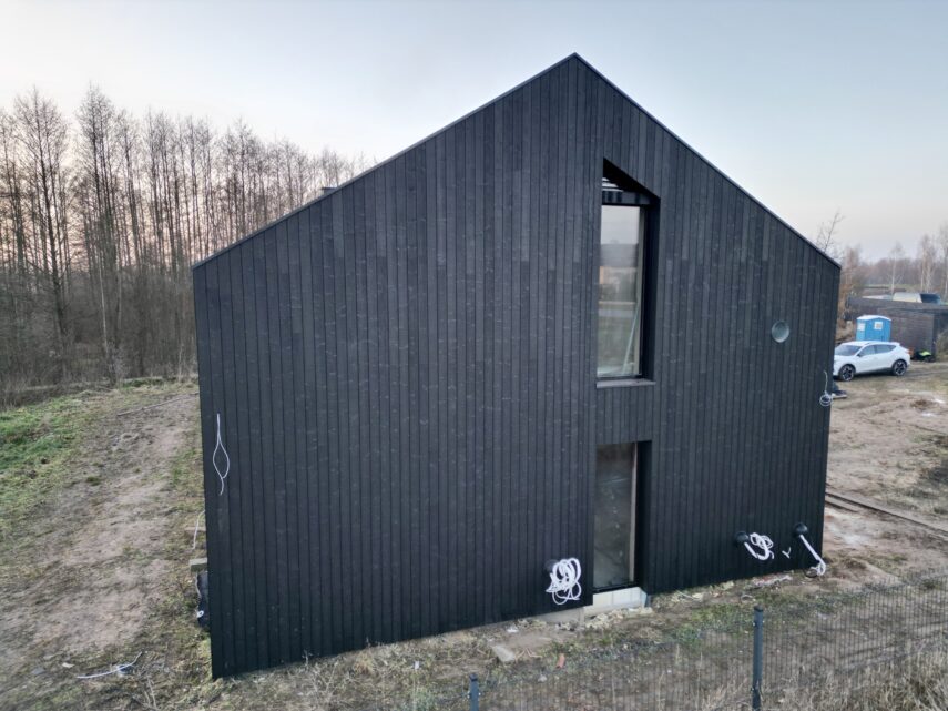 dom stodoła deska opalana na dachu elewacji przejście taras Latzke Pracownia Stolarska