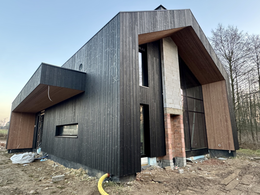 dom stodoła deska opalana na dachu elewacji przejście taras Latzke Pracownia Stolarska