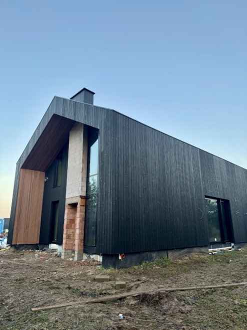 dom stodoła deska opalana na dachu elewacji przejście taras Latzke Pracownia Stolarska