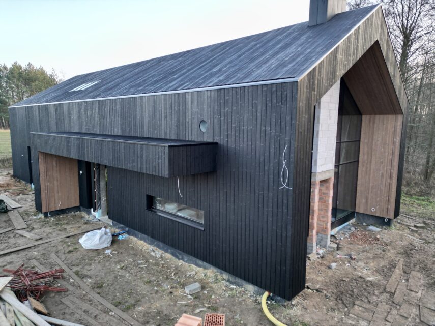 dom stodoła deska opalana na dachu elewacji przejście taras Latzke Pracownia Stolarska