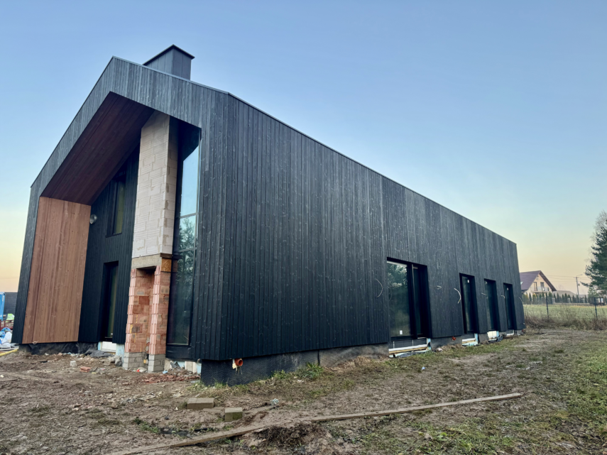dom stodoła deska opalana na dachu elewacji przejście taras Latzke Pracownia Stolarska