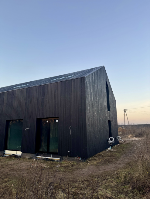 dom stodoła deska opalana na dachu elewacji przejście taras Latzke Pracownia Stolarska