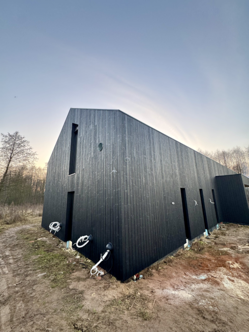 dom stodoła deska opalana na dachu elewacji przejście taras Latzke Pracownia Stolarska