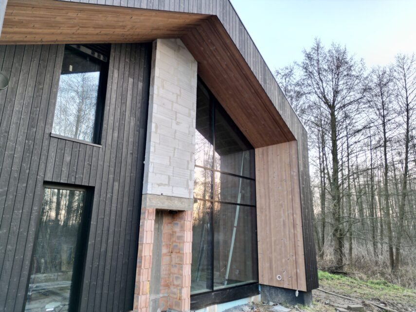 dom stodoła deska opalana na dachu elewacji przejście taras Latzke Pracownia Stolarska