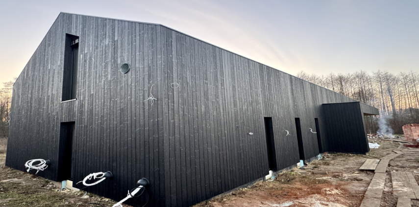 dom stodoła deska opalana na dachu elewacji przejście taras Latzke Pracownia Stolarska