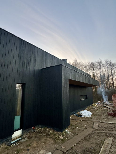 dom stodoła deska opalana na dachu elewacji przejście taras Latzke Pracownia Stolarska