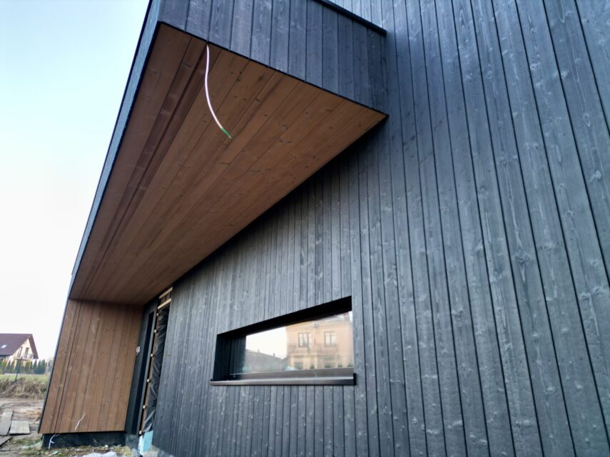 dom stodoła deska opalana na dachu elewacji przejście taras Latzke Pracownia Stolarska
