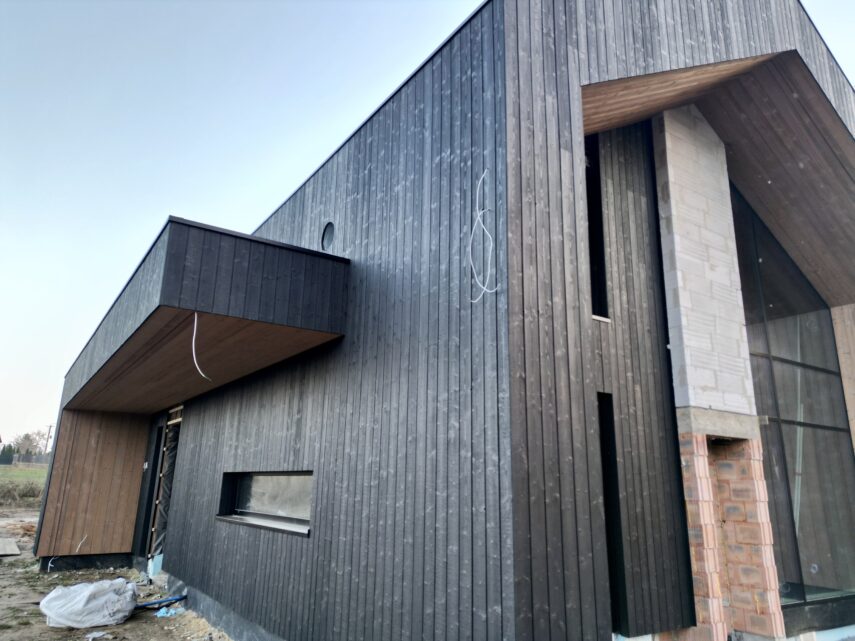 dom stodoła deska opalana na dachu elewacji przejście taras Latzke Pracownia Stolarska
