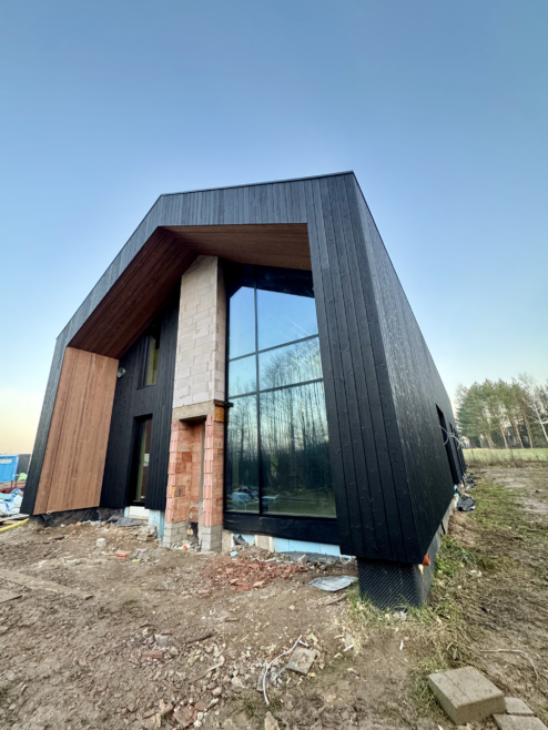 dom stodoła deska opalana na dachu elewacji przejście taras Latzke Pracownia Stolarska