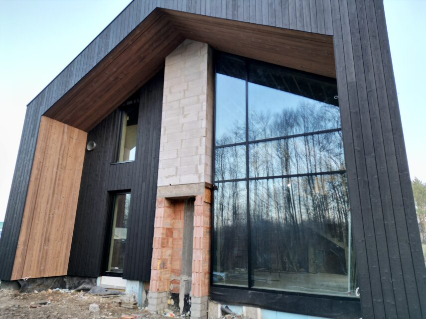 dom stodoła deska opalana na dachu elewacji przejście taras Latzke Pracownia Stolarska
