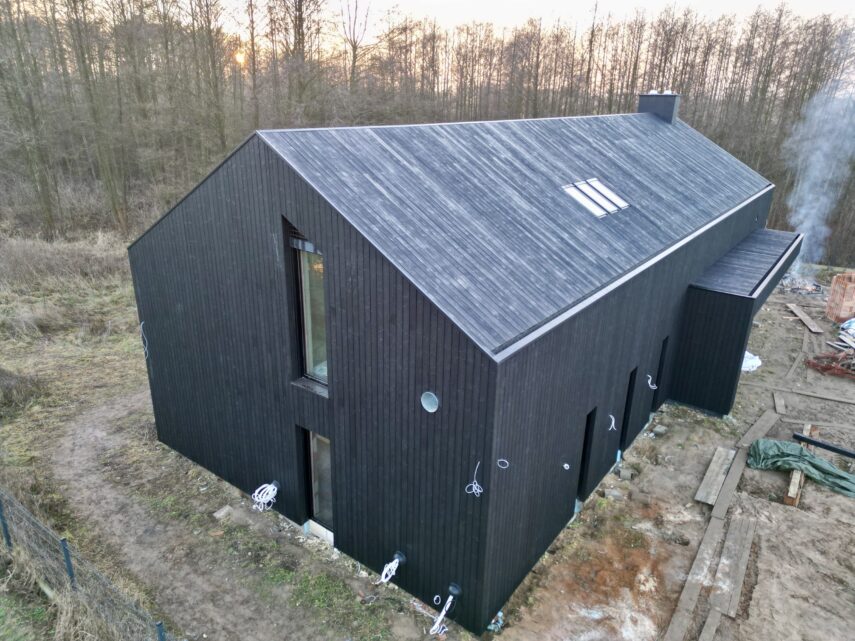 dom stodoła deska opalana na dachu elewacji przejście taras Latzke Pracownia Stolarska