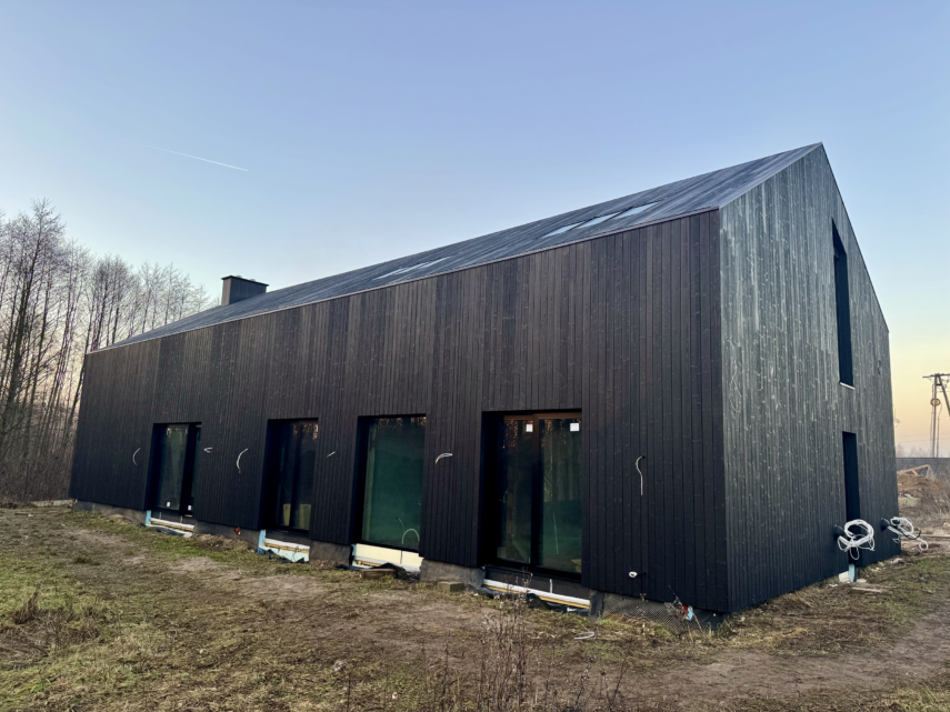dom stodoła deska opalana na dachu elewacji przejście taras Latzke Pracownia Stolarska