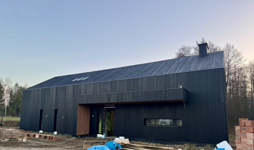 dom stodoła deska opalana na dachu elewacji przejście taras Latzke Pracownia Stolarska