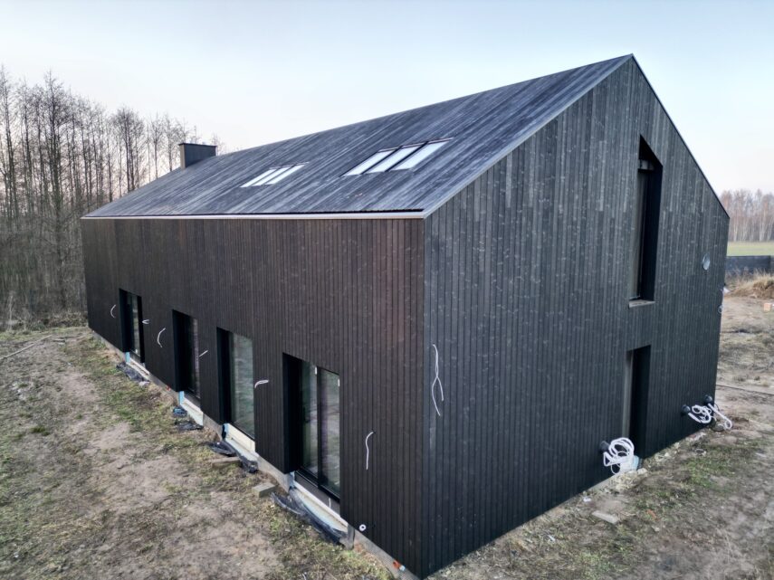 dom stodoła deska opalana na dachu elewacji przejście taras Latzke Pracownia Stolarska