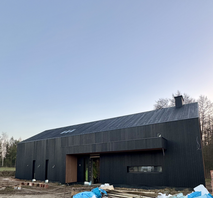 dom stodoła deska opalana na dachu elewacji przejście taras Latzke Pracownia Stolarska