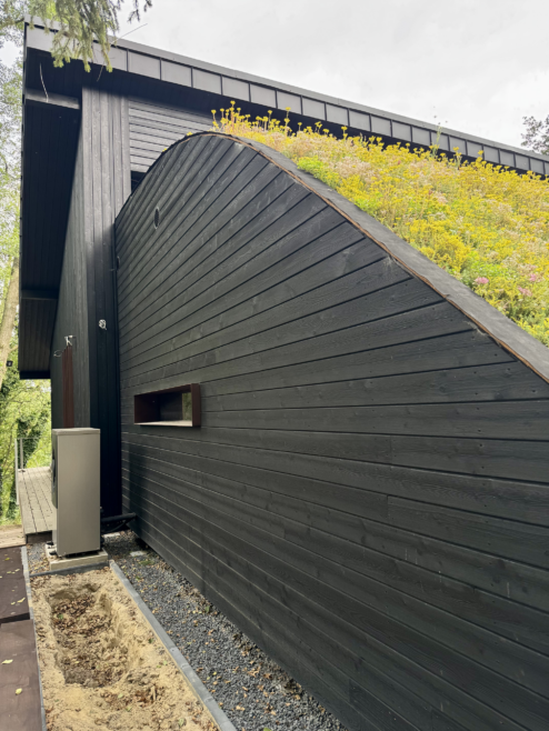 nietypowy dom architekt deska opalana elewacja boazeria zielony dach Latzke Pracownia Stolarska