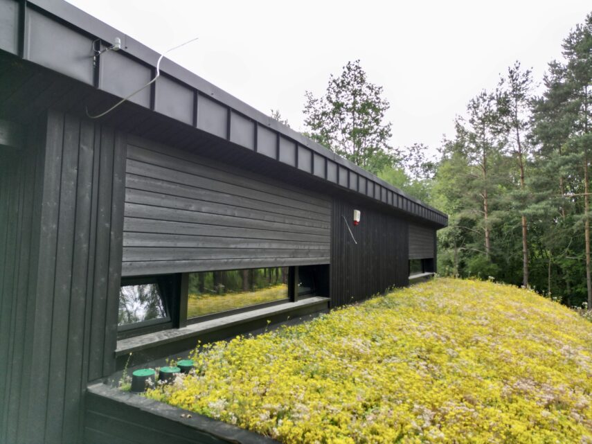 nietypowy dom architekt deska opalana elewacja boazeria zielony dach Latzke Pracownia Stolarska