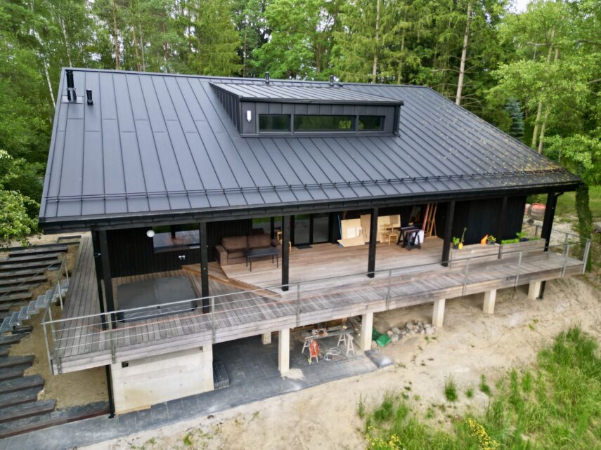 nietypowy dom architekt deska opalana elewacja boazeria zielony dach Latzke Pracownia Stolarska